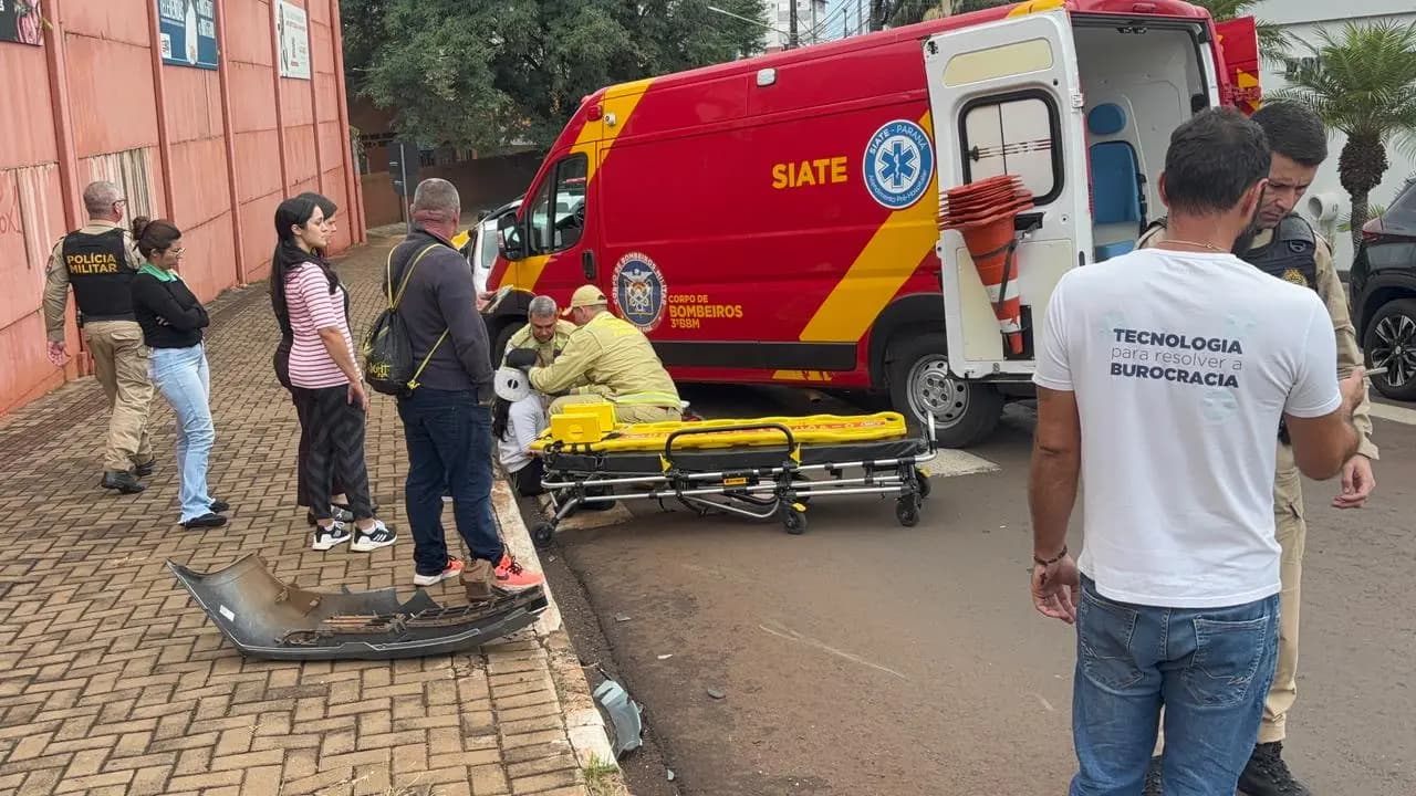 Jovem fica ferida após colisão entre carro e moto na Avenida Paraíso em Cornélio Procópio