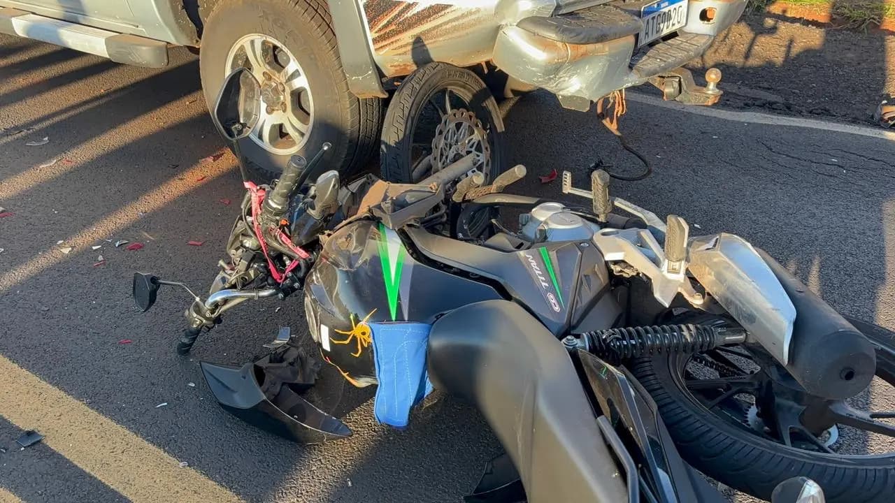 Pai e filho ficam feridos após motocicleta bater na traseira de caminhonete na PR-160