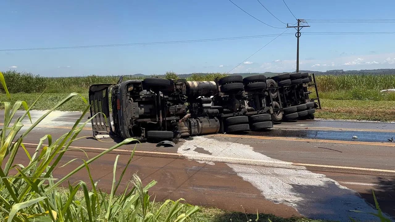 Caminhão com carga química tomba na BR 369 entre Bandeirantes e Santa Mariana e deixa rodovia interditada