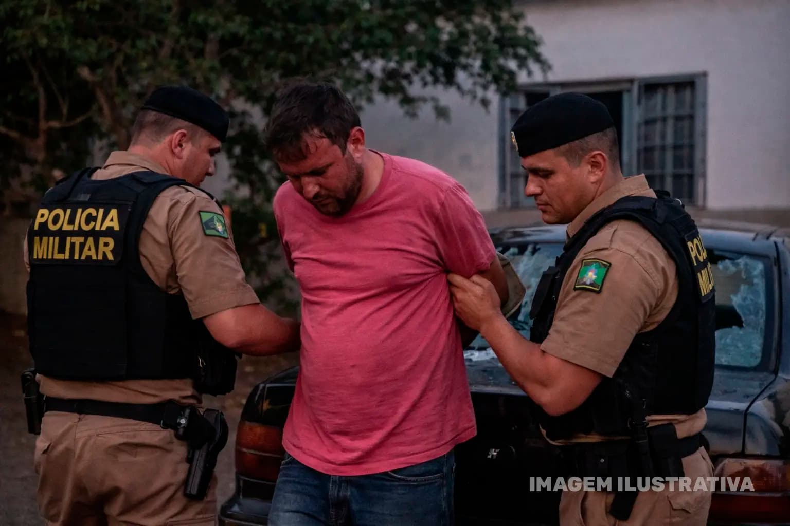 Sertaneja: Homem é preso após ameaçar avô com faca e causar danos a veículo da família