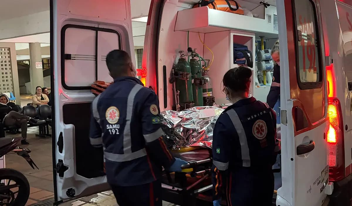 HOMEM DE 45 ANOS CAI DE ALTURA DE 7 METROS EM CORNÉLIO PROCÓPIO E É SOCORRIDO PELO SAMU