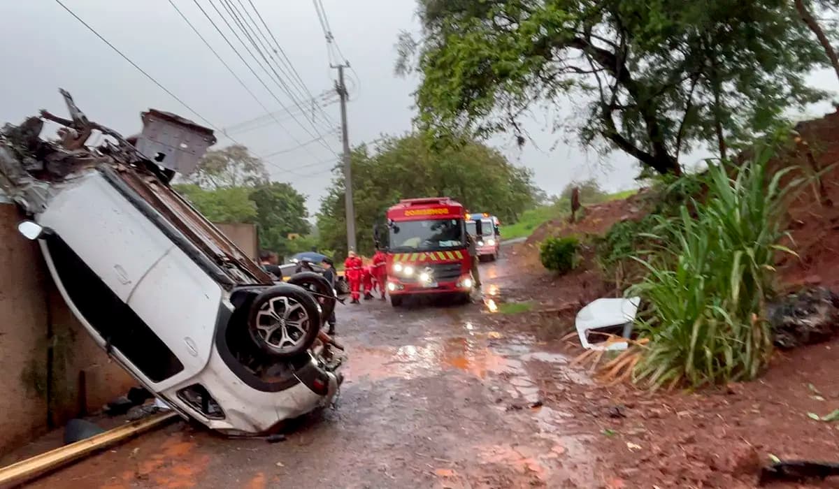 Carro capota na BR 369, e bati em muro de residência em Cornélio Procópio, três pessoas são atendidas 