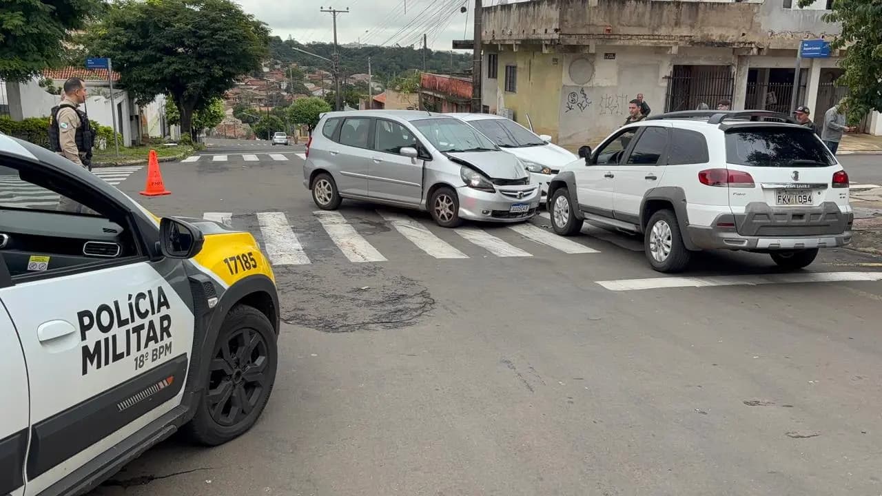Colisão envolvendo três veículos mobiliza Polícia Militar no centro de Cornélio Procópio