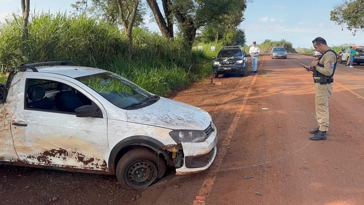 Passageiro morre após Saveiro bater em árvore na PR-442, em Uraí