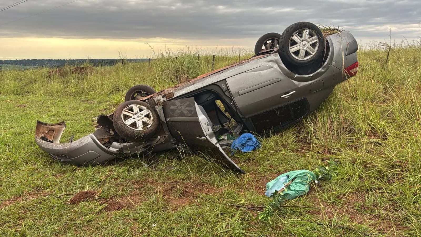Família escapa sem ferimentos graves após capotamento na BR-369 em Cornélio Procópio