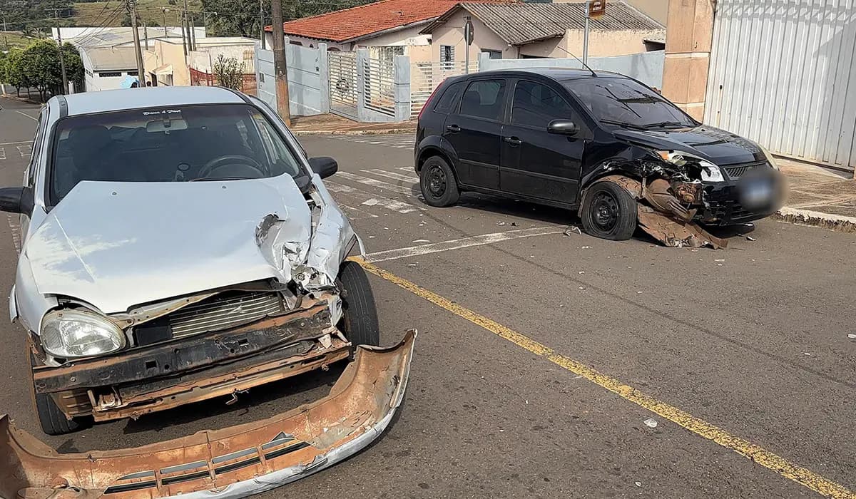 Acidente no Jardim Panorama deixa dois feridos leves em colisão entre veículos