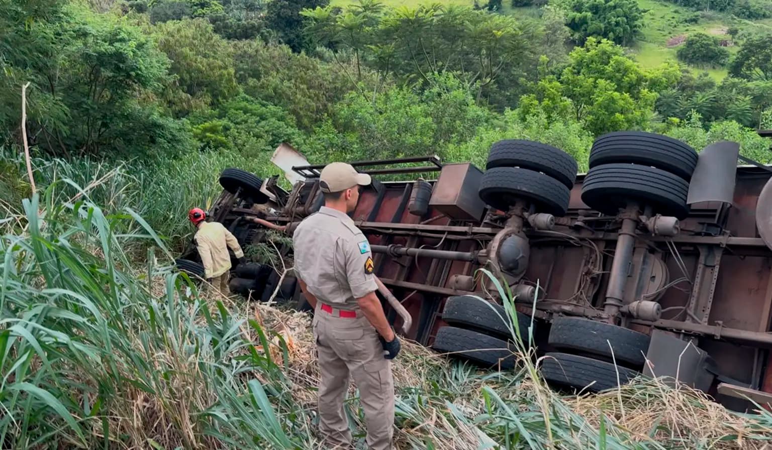 Caminhão tomba na BR 369 em Cornélio Procópio e motorista é socorrido pelo Siate