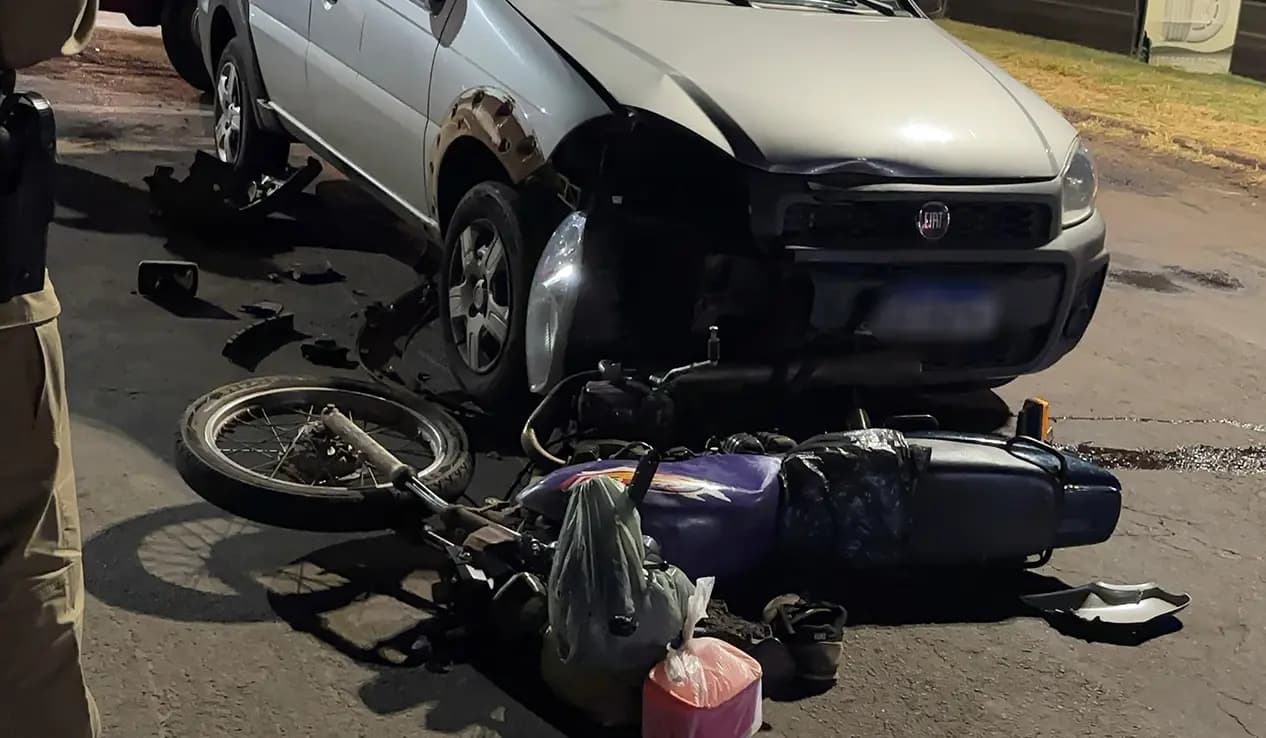 Colisão entre carro e moto deixa motociclista ferido no trevo do Fortunato Sibim, em Cornélio Procópio