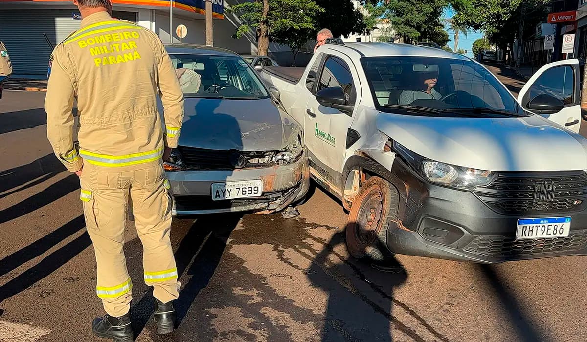 Colisão entre veículos mobiliza Corpo de Bombeiros no centro de Cornélio Procópio