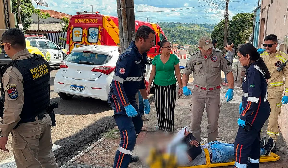 Motociclista fica ferido em colisão com carro na Avenida 15 de Novembro, em Cornélio Procópio