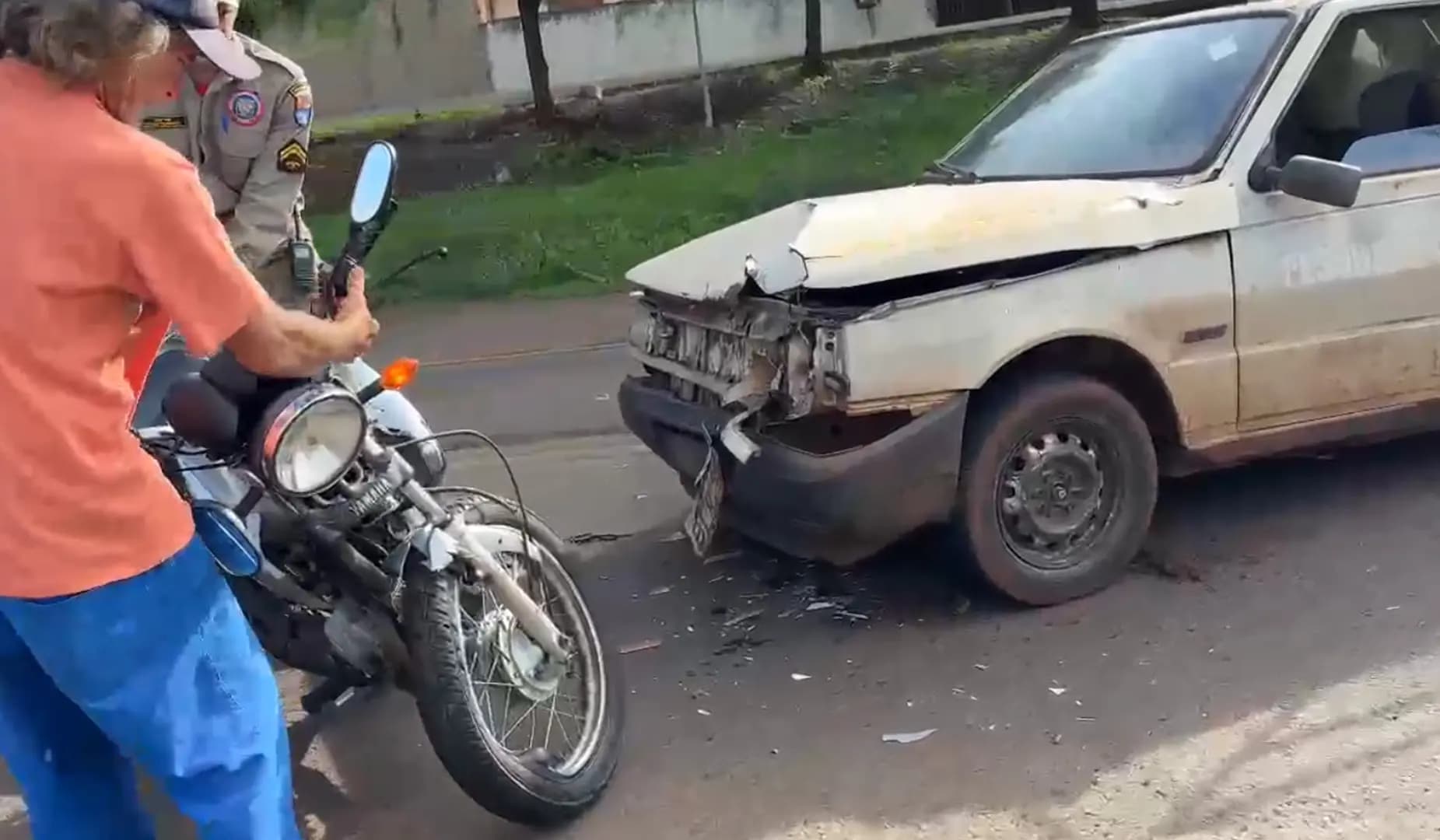 Colisão entre carro e moto deixa jovem ferido na PR 160