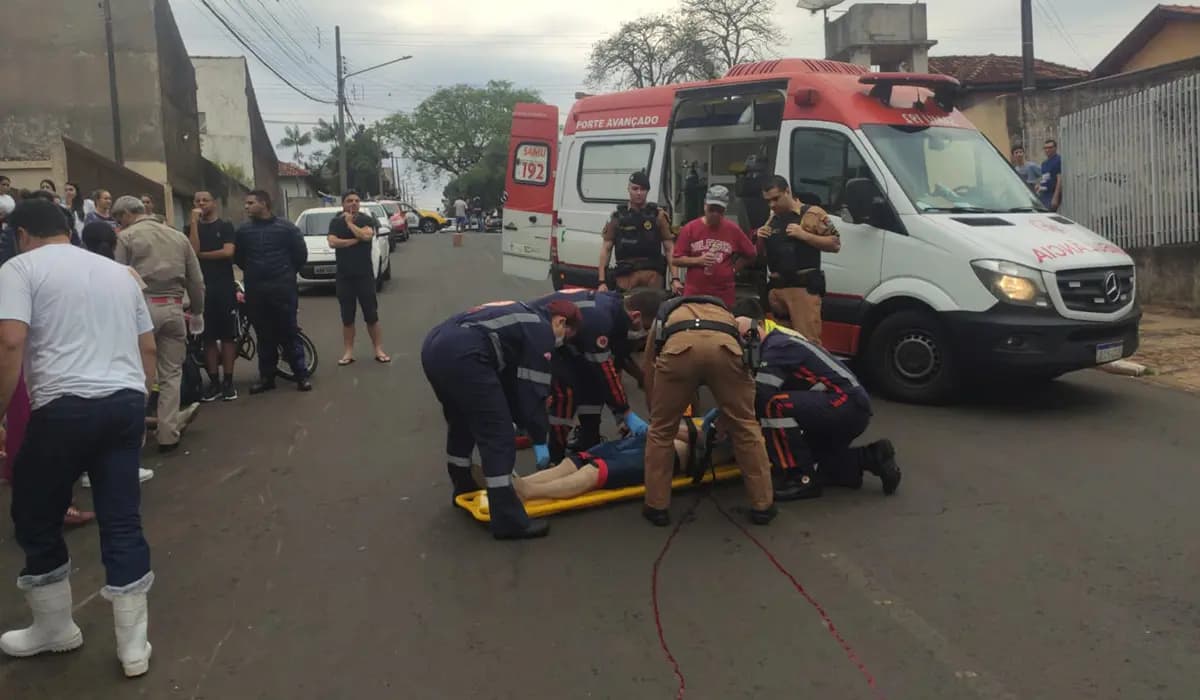 Mulher é atropelada por motociclista em Cornélio Procópio e transferida de helicóptero para Londrina