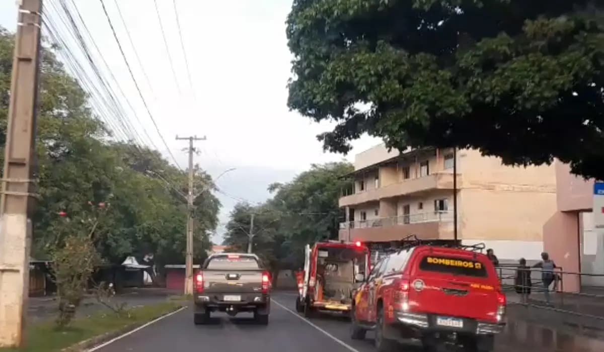 Jovem sofre lesão esportiva em ginásio sem acessibilidade e é socorrido pelo Corpo de Bombeiros