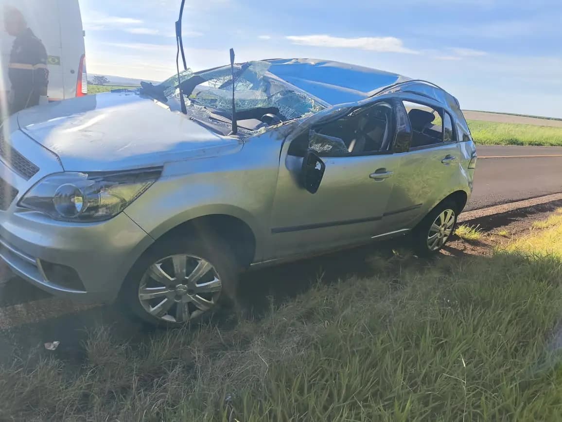 Mulher fica ferida após capotamento na PR-525 em São Sebastião da Amoreira