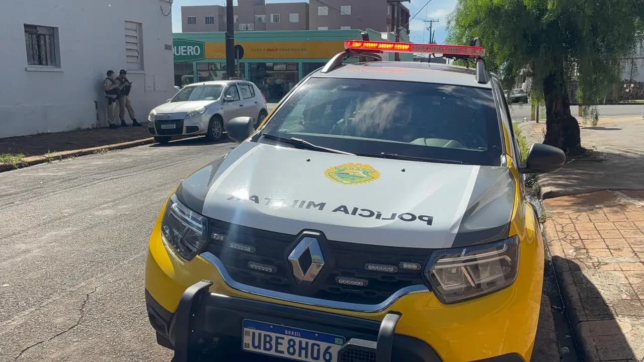Motociclista é lançado contra carro após colisão em cruzamento crítico de Cornélio Procópio