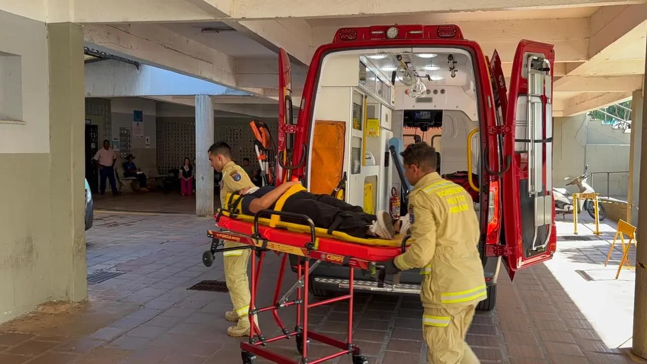 Motociclista é socorrida após colisão com carro na Rua João Mazini em Cornélio Procópio