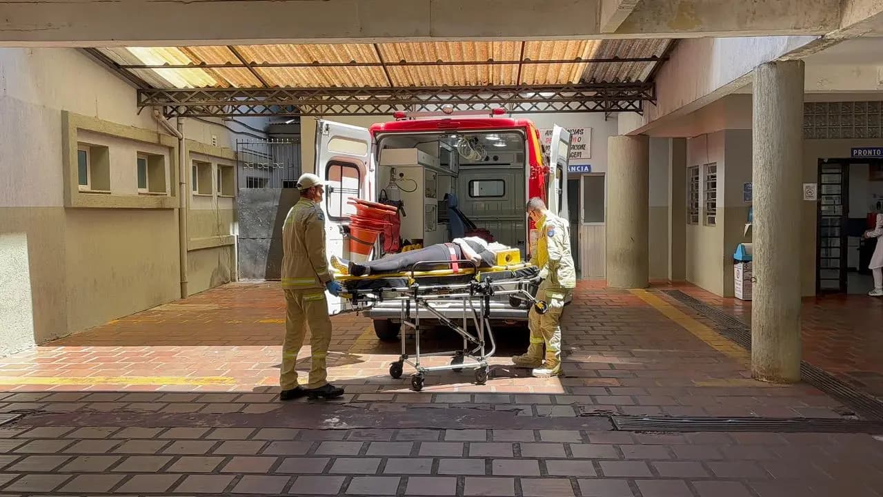 Colisão entre automóvel e motocicleta mobiliza corpo de bombeiros na avenida São Paulo