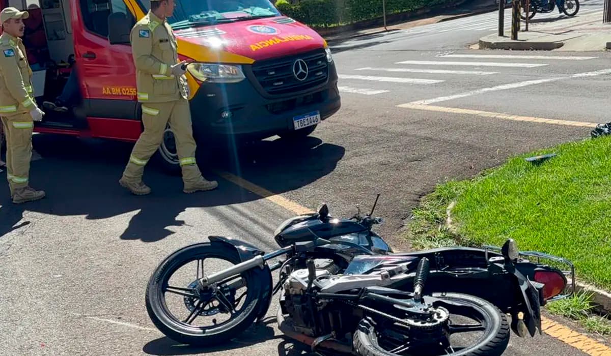 Motociclista sofre escoriações após colisão com carro estacionado em Cornélio Procópio