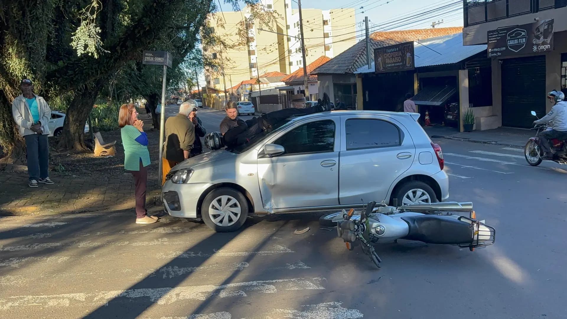 Motociclista é arremessado sobre carro após colisão em Cornélio Procópio