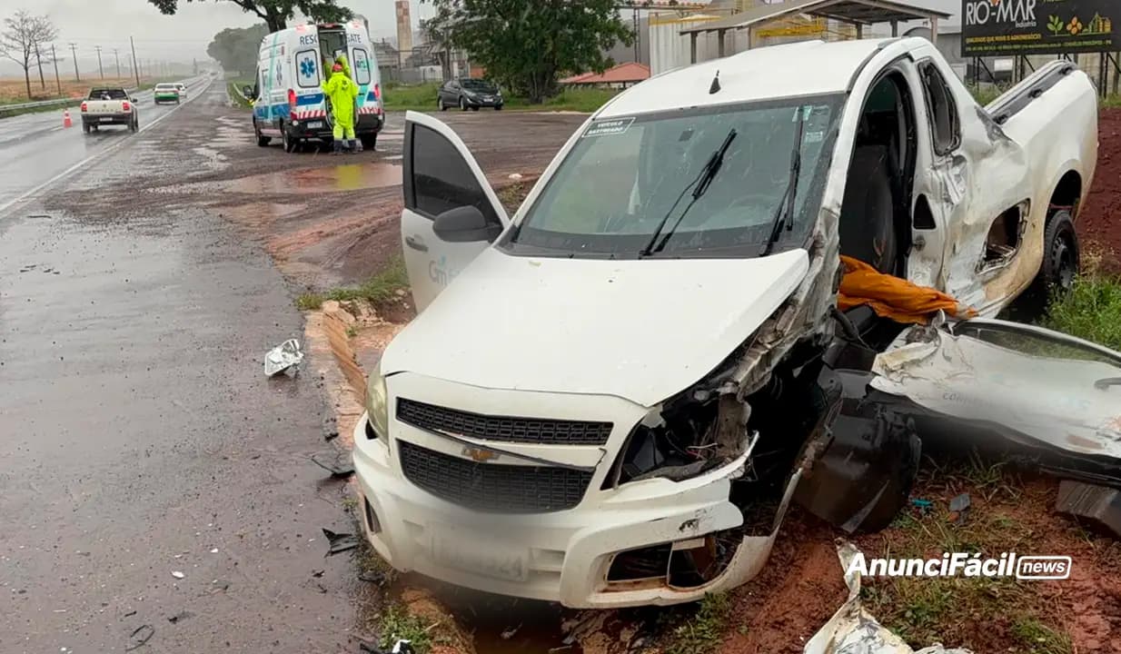 Picape e caminhão se envolvem em colisão na BR-369 em Cornélio Procópio