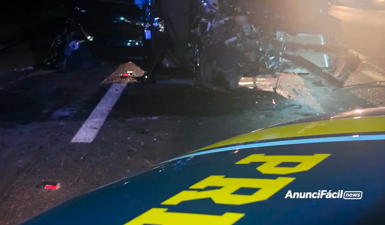 Colisão entre carro e carreta deixa dois mortos e dois feridos graves na BR-153, em Jacarezinho