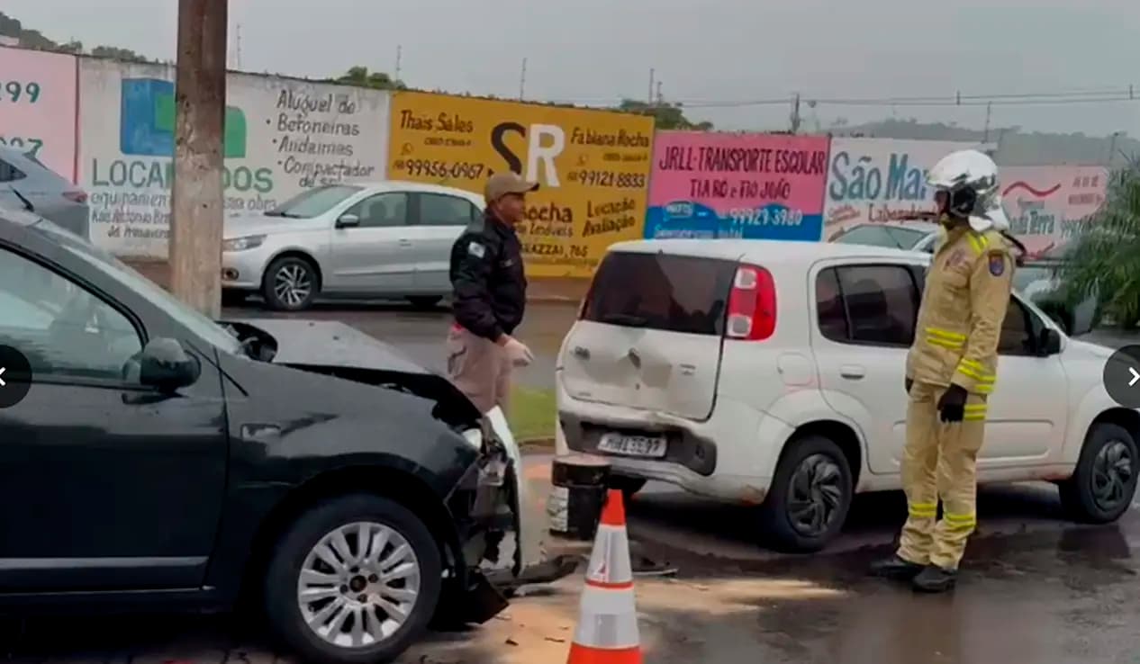 Colisão entre carros deixa duas pessoas feridas na Avenida Barão do Rio Branco