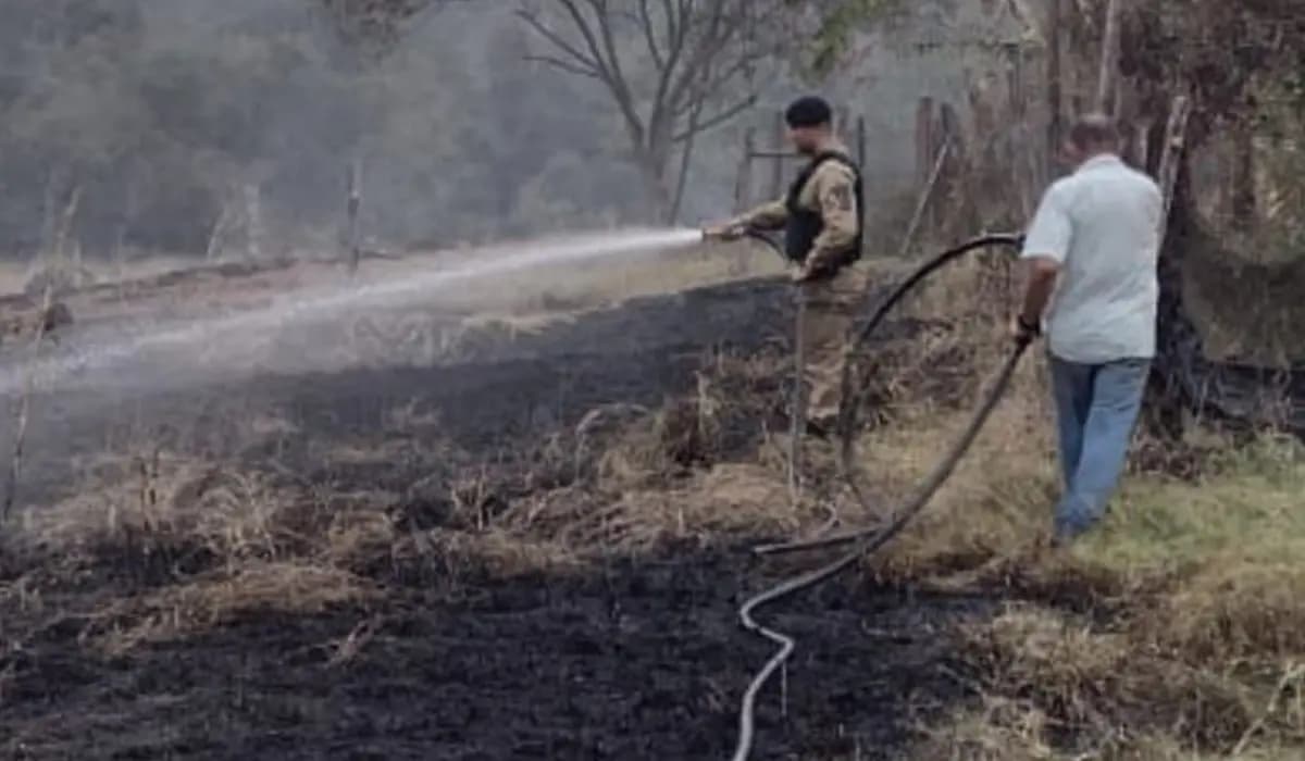 Moradores, PM e Prefeitura de Leópolis Agem Rápido para Controlar Fogo em Pasto