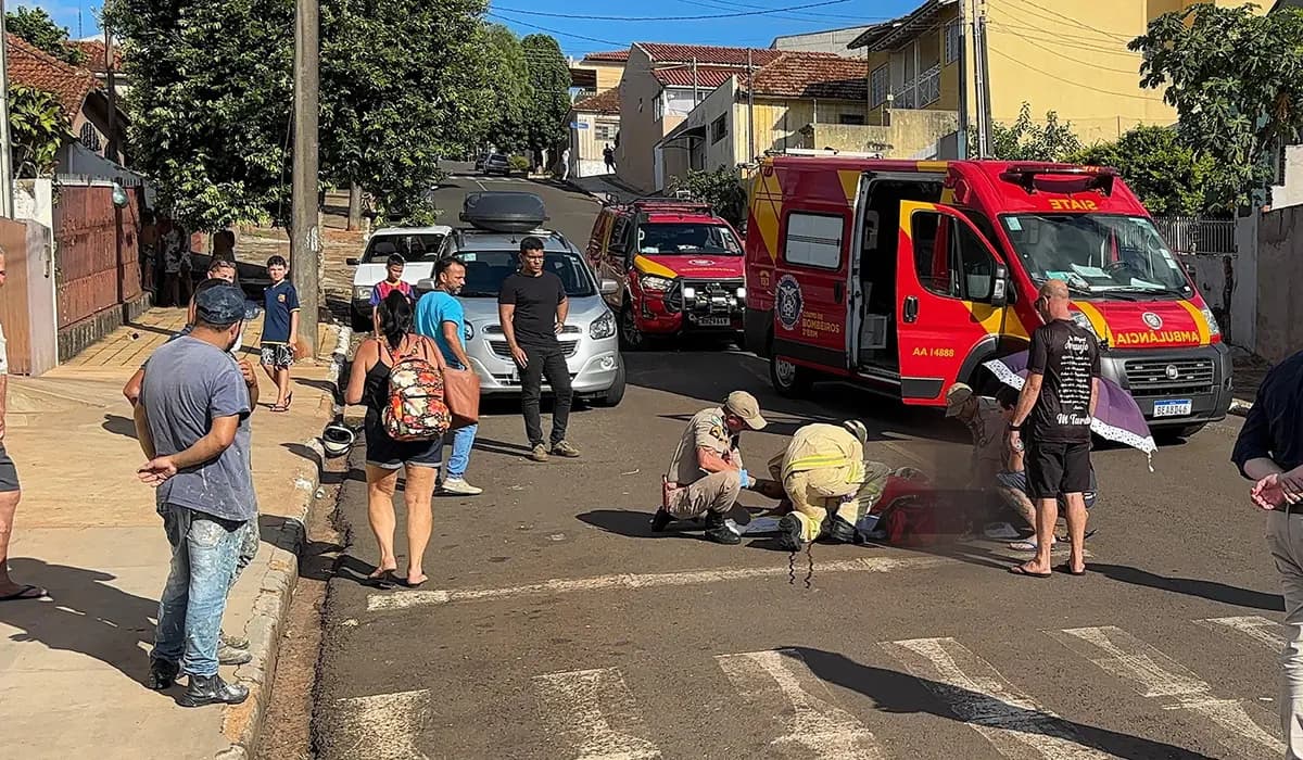 Motociclista sofre fratura exp0sta em acidente com carro