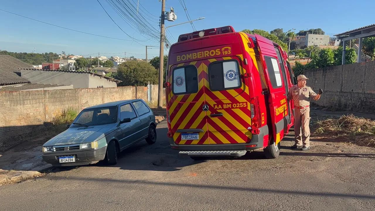 Mãe e filha ficam feridas após colisão entre carro e moto na Rua Rouxinol, em Cornélio Procópio