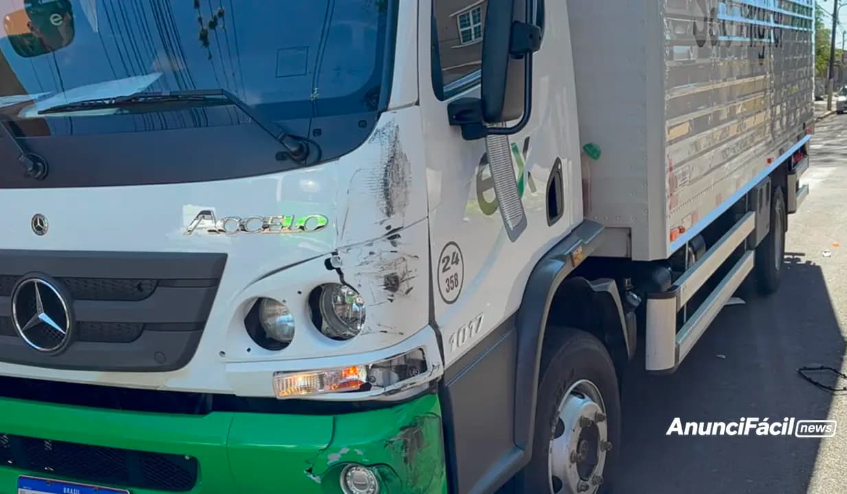 Colisão entre caminhão e micro-ônibus é registrada na Praça Brasil, em Cornélio Procópio