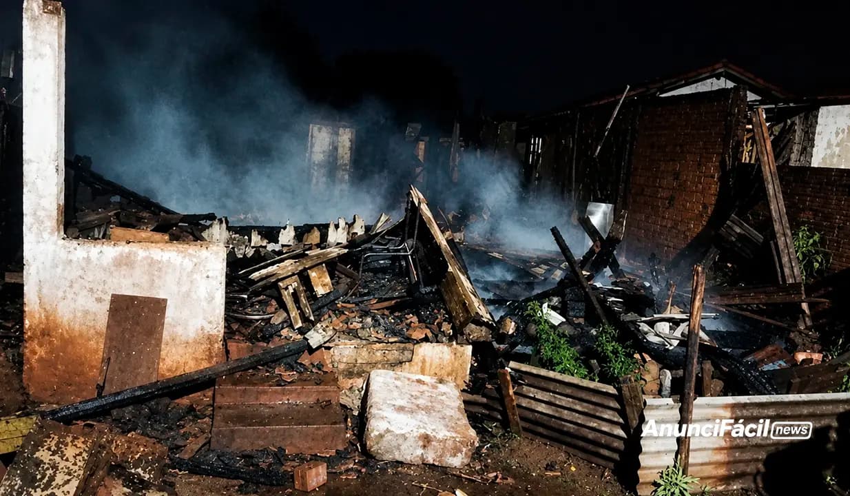 Incêndio de grandes proporções destrói residência de madeira em Nova Santa Bárbara