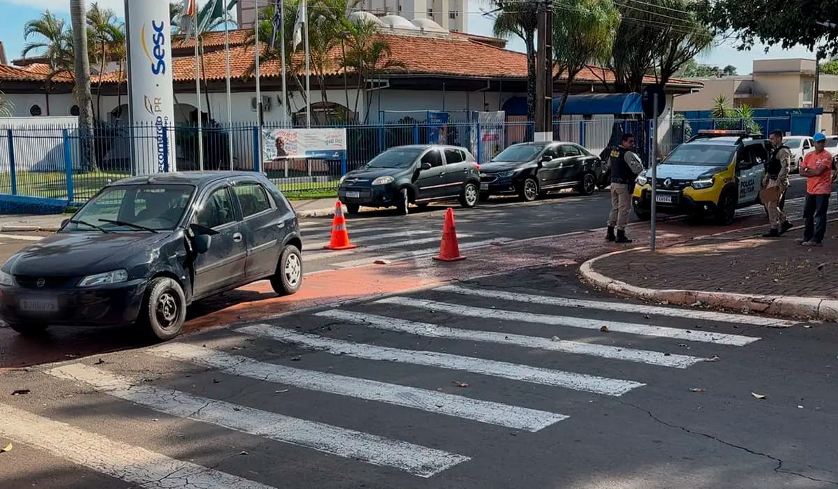 Motociclista de 20 anos fica ferido após colisão com carro na rua Nossa S.do Rocio em Cornélio