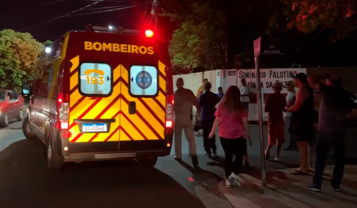 Colisão entre carro e moto movimenta socorristas nesta noite de sábado na Vila Independência
