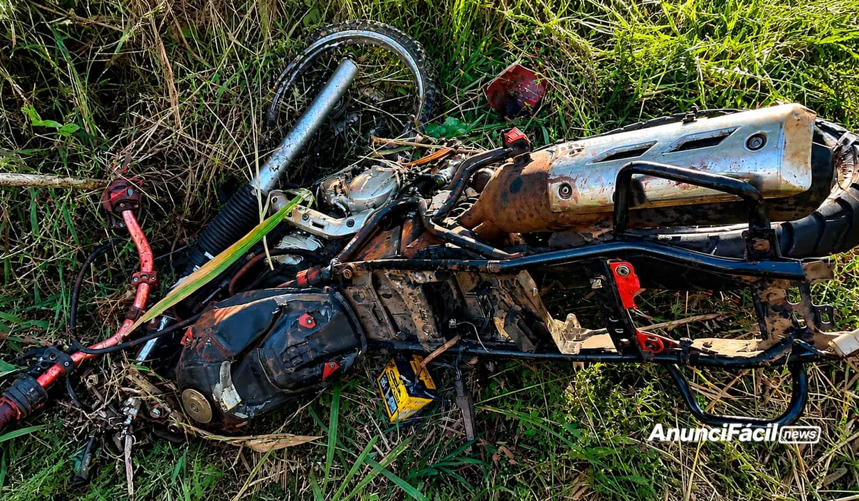 Colisão entre carro e motocicleta deixa dois mortos na PR-436 em Abatiá