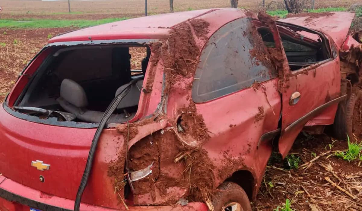 VEÍCULO CAPOTA NA PR-160 E MOTORISTA FICA FERIDO EM LEÓPOLIS