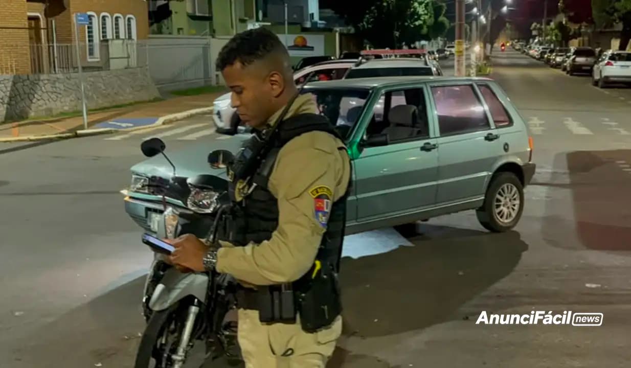 Motociclista fica ferida em colisão com carro no cruzamento da Avenida São Paulo, em Cornélio Procópio
