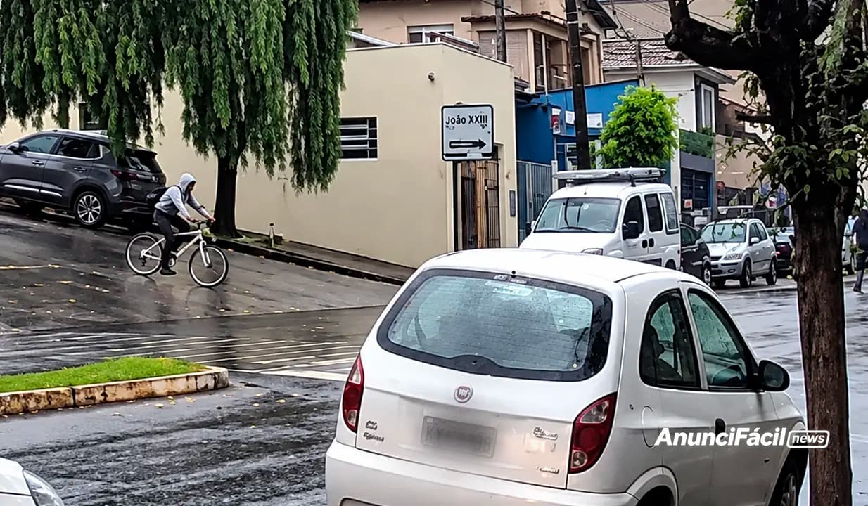 Ciclista sofre ferimentos graves após colidir com veículo na Av. Alberto Carazzai em Cornélio Procópio
