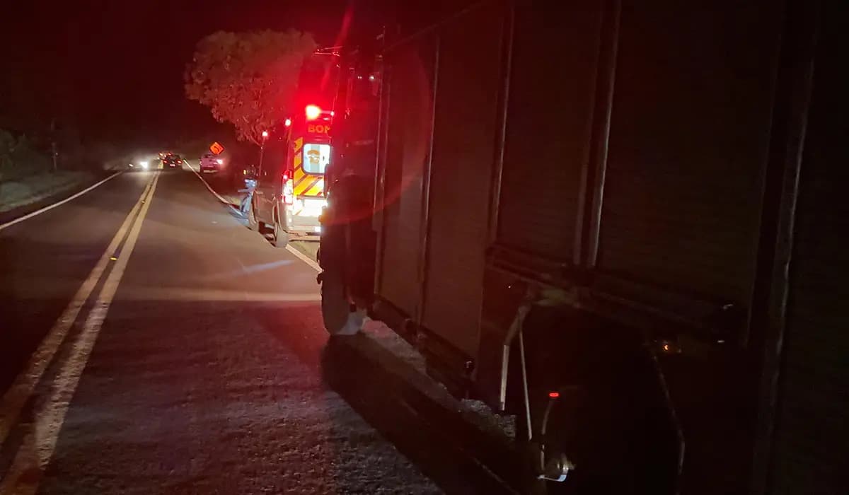 Casal sofre queda de moto na PR-160; más condições da rodovia dificultam atendimento