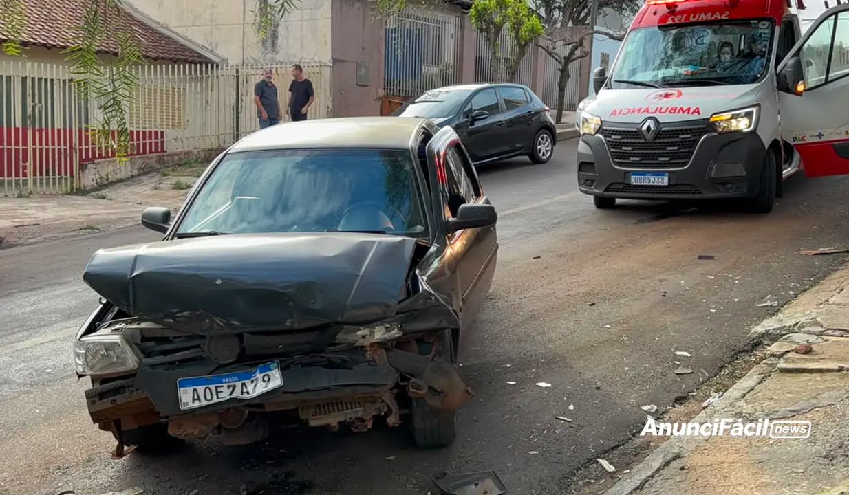 Colisão entre caminhonete e Gol deixa homem ferido no centro de Cornélio Procópio