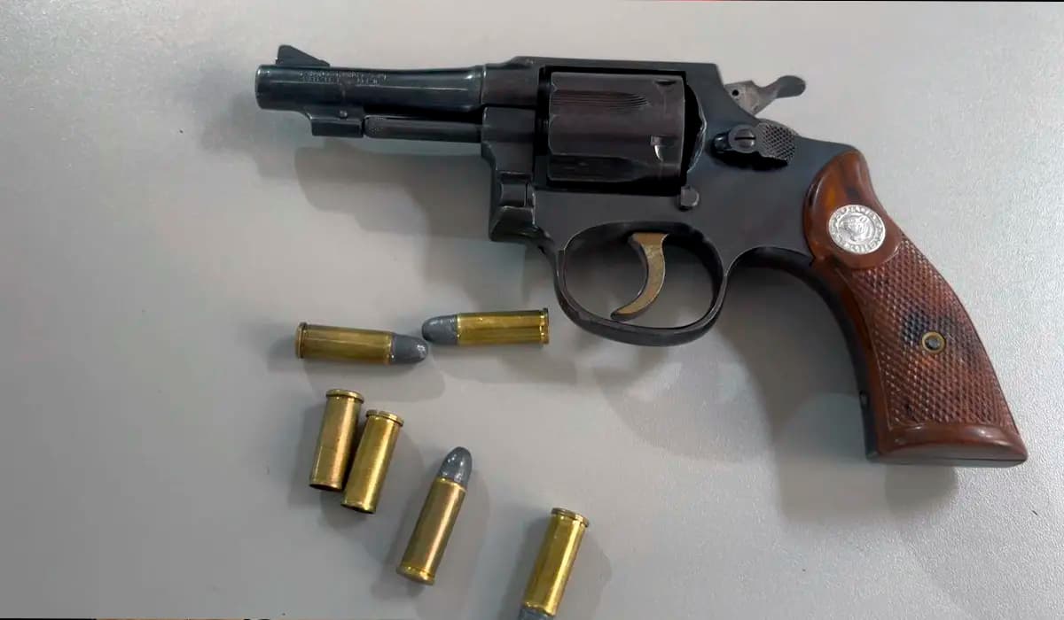 Arma de fogo é apreendida em veículo com cinco ocupantes durante abordagem na Avenida XV de Novembro, em Cornélio Procópio