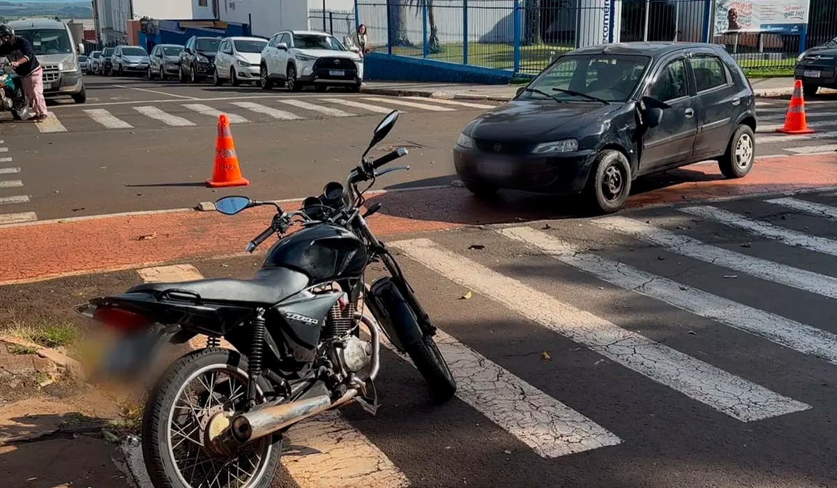 Motociclista de 20 anos fica ferido após colisão com carro na rua Nossa S.do Rocio em Cornélio