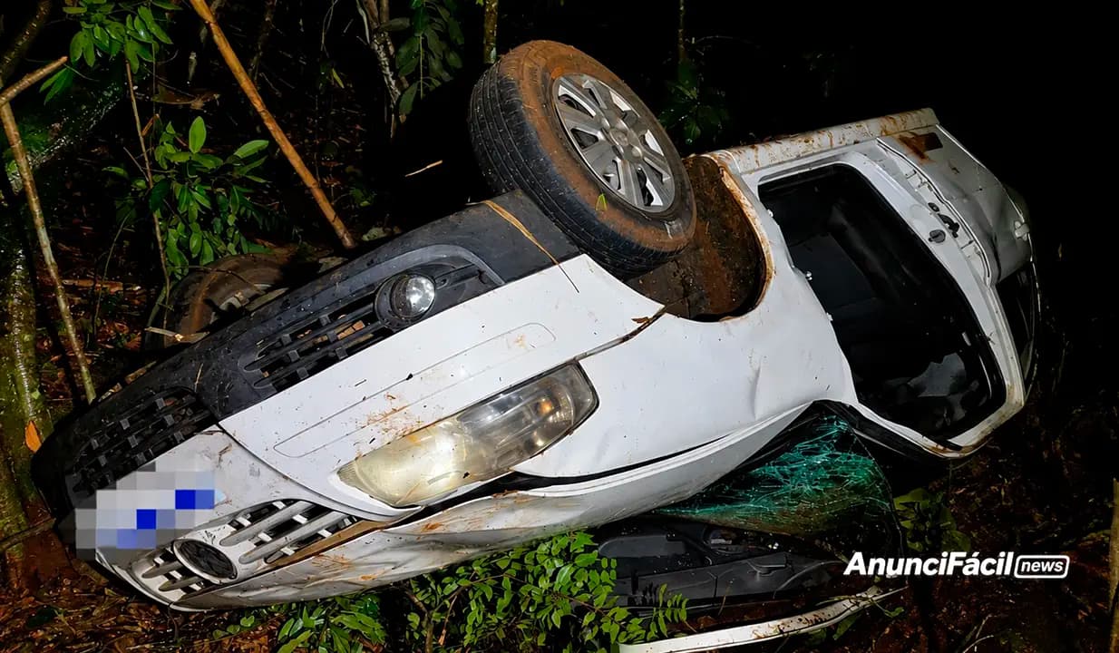 Mulher morre e motorista fica ferido após carro capotar na PRC-369, em São Pedro do Ivaí