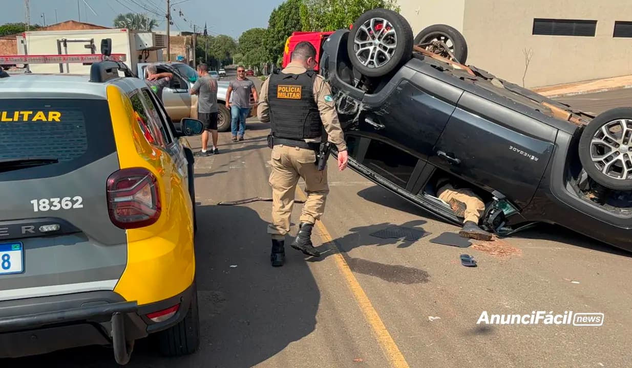 Colisão entre carro e caminhonete termina em capotamento no Conjunto Estoril em Cornélio Procópio