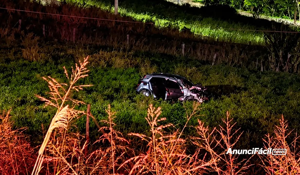 Carro sai da pista e capota na BR-369 em Cornélio Procópio