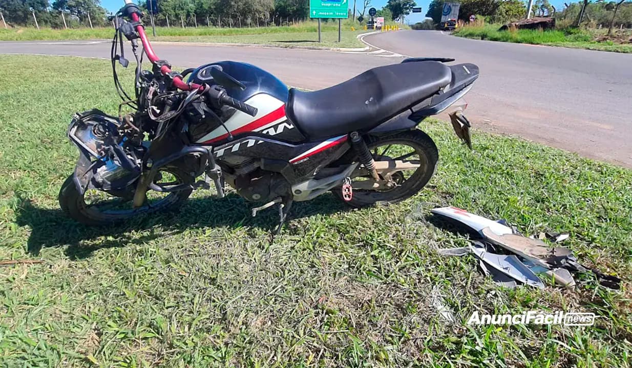 Motociclista fica ferido após colisão com caminhão na PR-092, em Joaquim Távora