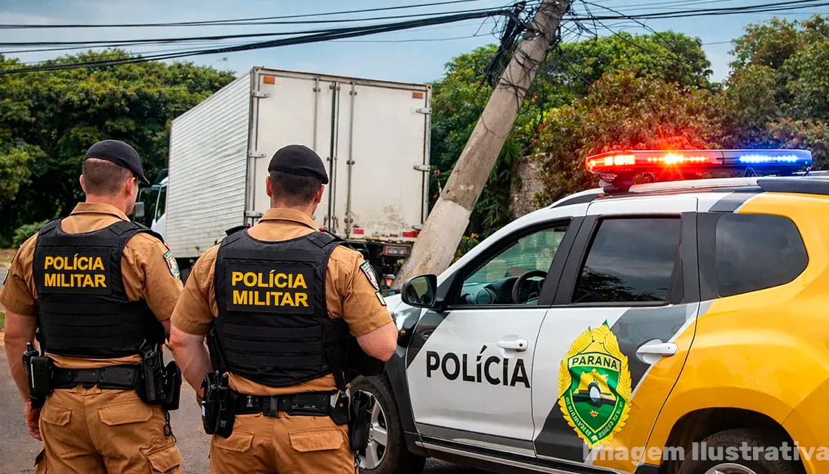 Caminhão colide com poste durante manobra em Bandeirantes