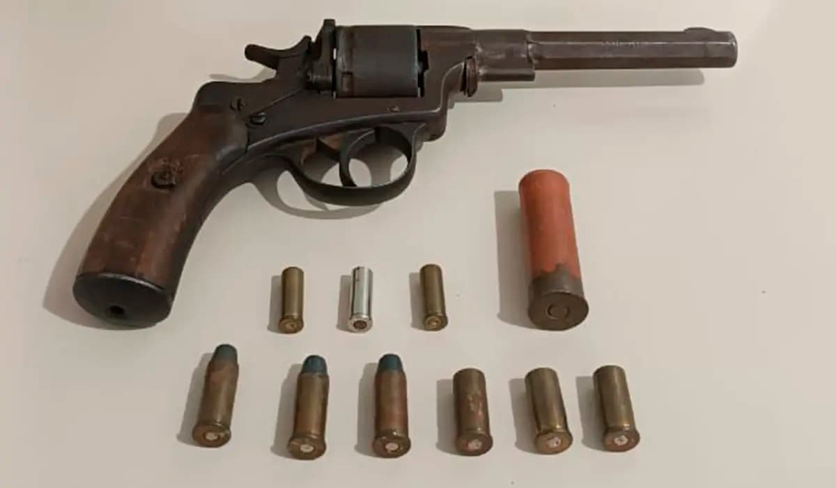 Rotam cumpre mandado de prisão e apreende armas e munições em residência