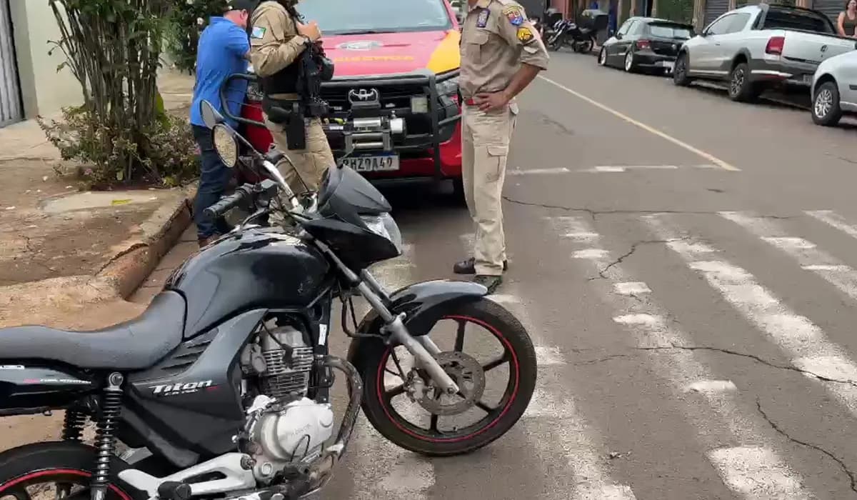 Colisão entre caminhonete e motocicleta deixa casal ferido em Cornélio Procópio