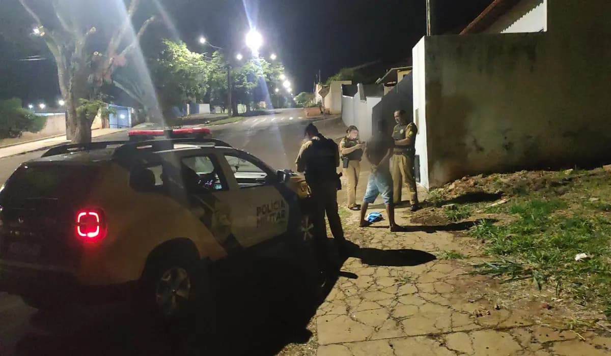Polícia flagra dupla com drogas e dinheiro em Santa Mariana; um tentou se livrar de cocaína no vaso sanitário