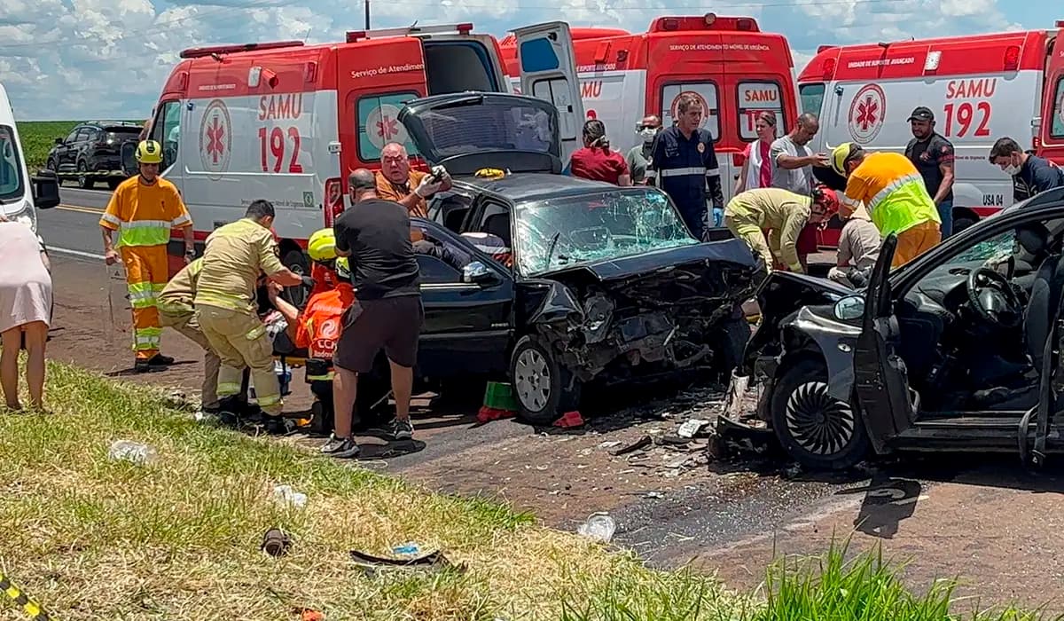 Nove pessoas ficam feridas em colisão frontal na PR-323 em Sertaneja